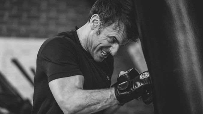 Macron exhibe ses biceps en boxant